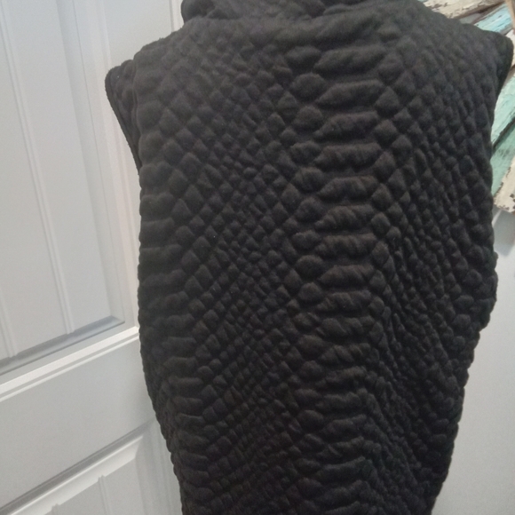 New Directions Size XLP Quilted Black Vest With Gold  Zipper And Accents - Picture 9 of 12